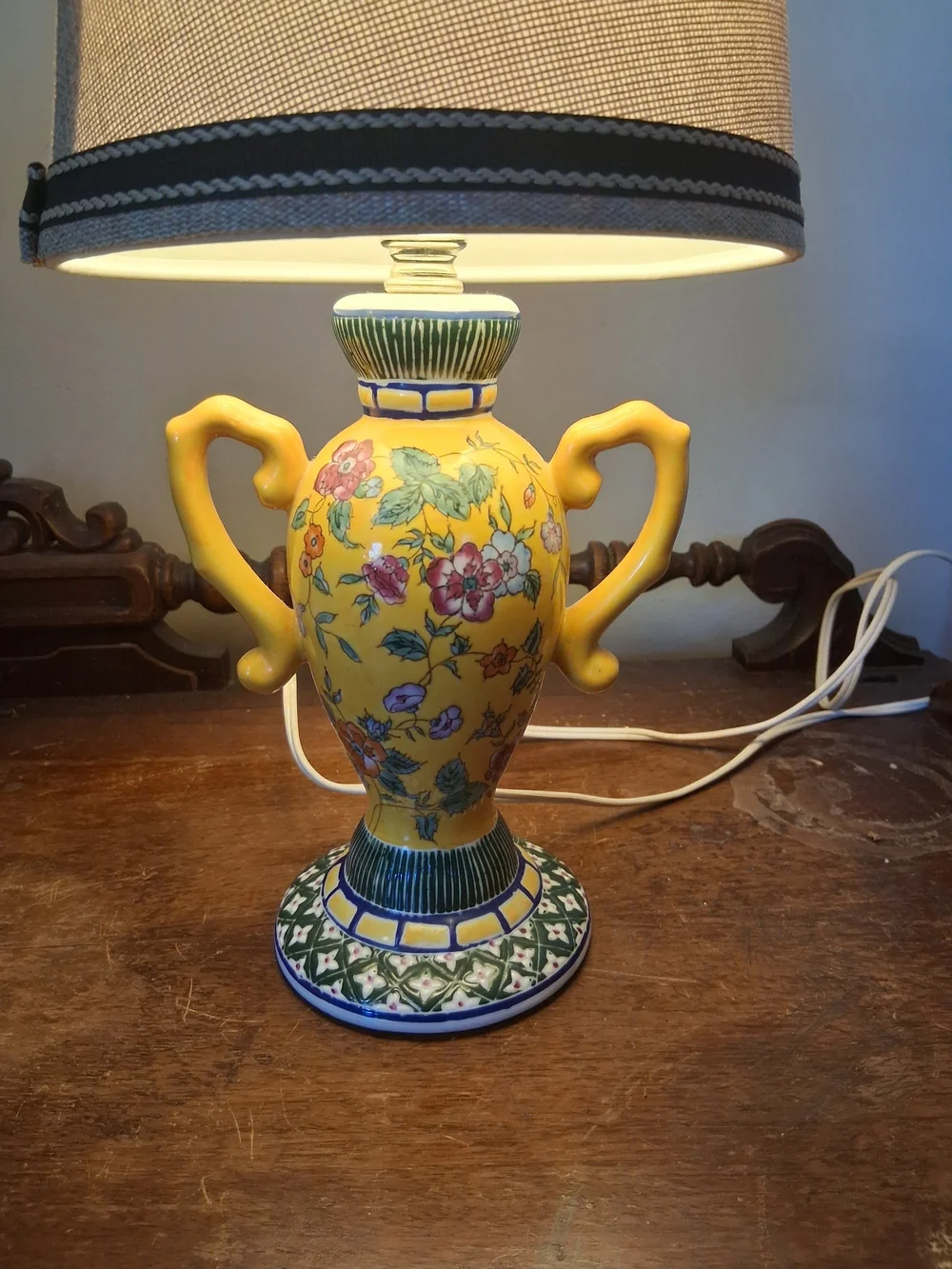 Vintage Chinese Vase/Urn Table Lamp